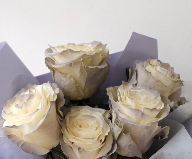 Rose bouquet free with light gray piping purple / flowers Valentine's Day  gift confession anniversary