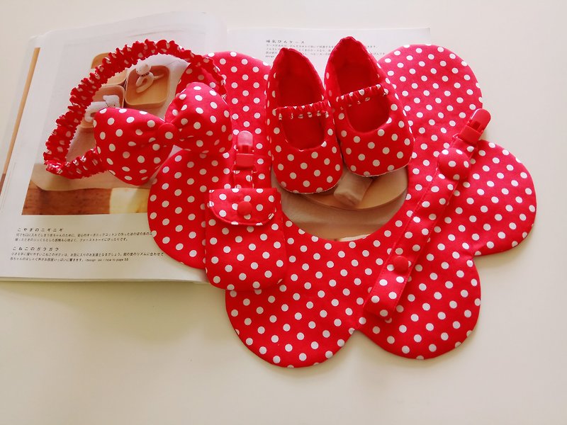 紅底白點點彌月禮物 嬰兒鞋+花型圍兜+髮帶+平安符袋+奶嘴夾 - 彌月禮盒 - 棉．麻 紅色