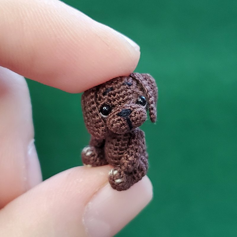 Extremely micro crocheted puppy. Dollhouse miniature. Amigurumi stuffed animal. - ตุ๊กตา - ผ้าฝ้าย/ผ้าลินิน สีนำ้ตาล
