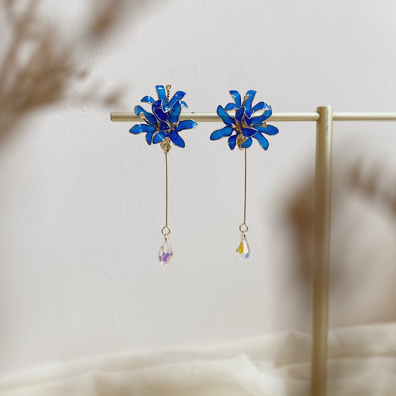 Pre-order Manzhu Shahua | Cyan flower ball earrings can be changed into clip-on earrings - Earrings & Clip-ons - Resin Blue