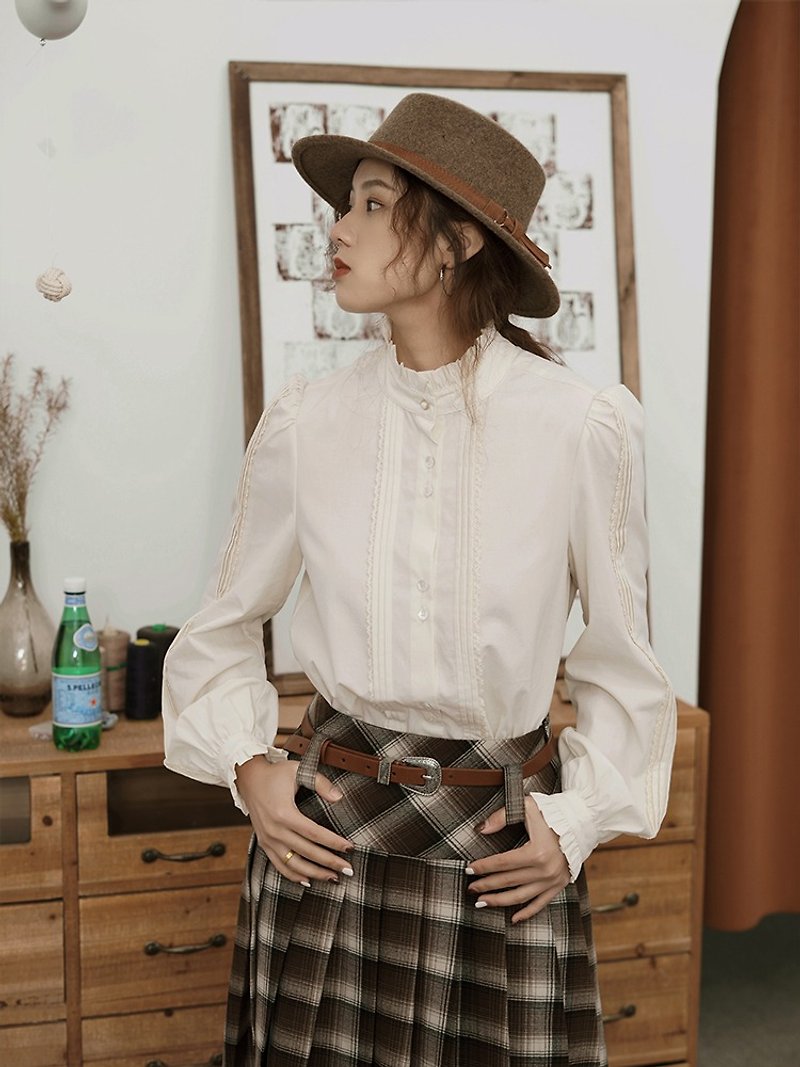 Off-white retro scroll temperament palace wood ear pleated lace shirt atmosphere stacked shirt - Women's Shirts - Cotton & Hemp White