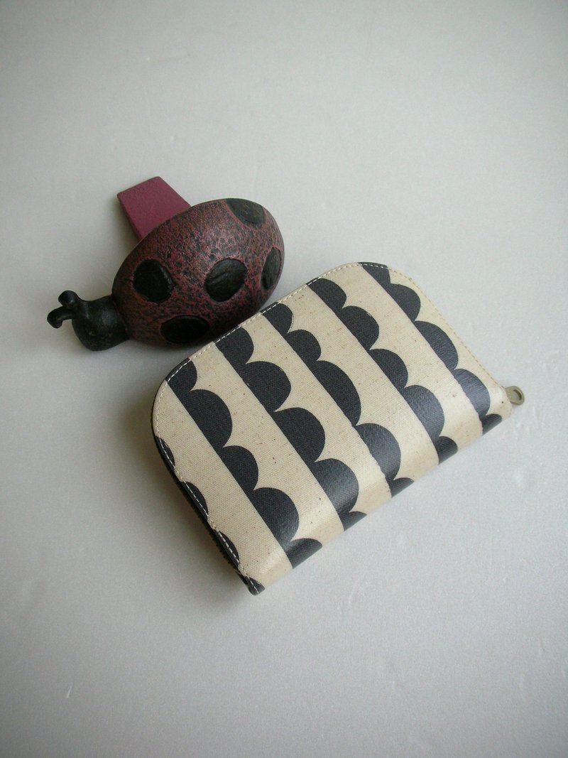 Black arc zebra crossing tarpaulin-short clip/wallet/coin purse/gift - กระเป๋าสตางค์ - วัสดุกันนำ้ สีดำ