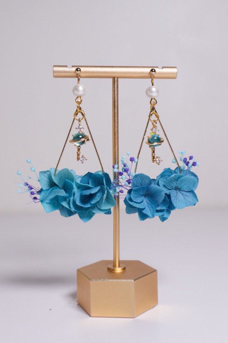 Senmu Warm Light Series-Cosmic Floating Dust Blue Preserved Flower Earrings - ต่างหู - วัสดุอื่นๆ สีน้ำเงิน