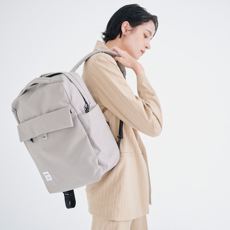 【新色】CARTERシリーズ | スクエア型15インチPCバックパック Lサイズ CARTER ECO (ソフトグレー) - リュック・バックパック - サステナブル素材 グレー