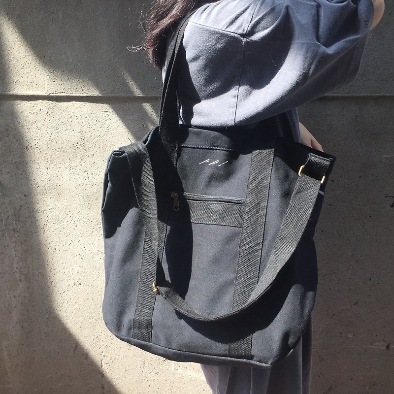 Ideal travel package hand-printed large-capacity canvas tote bag / side back shoulder black - กระเป๋าแมสเซนเจอร์ - ผ้าฝ้าย/ผ้าลินิน สีดำ