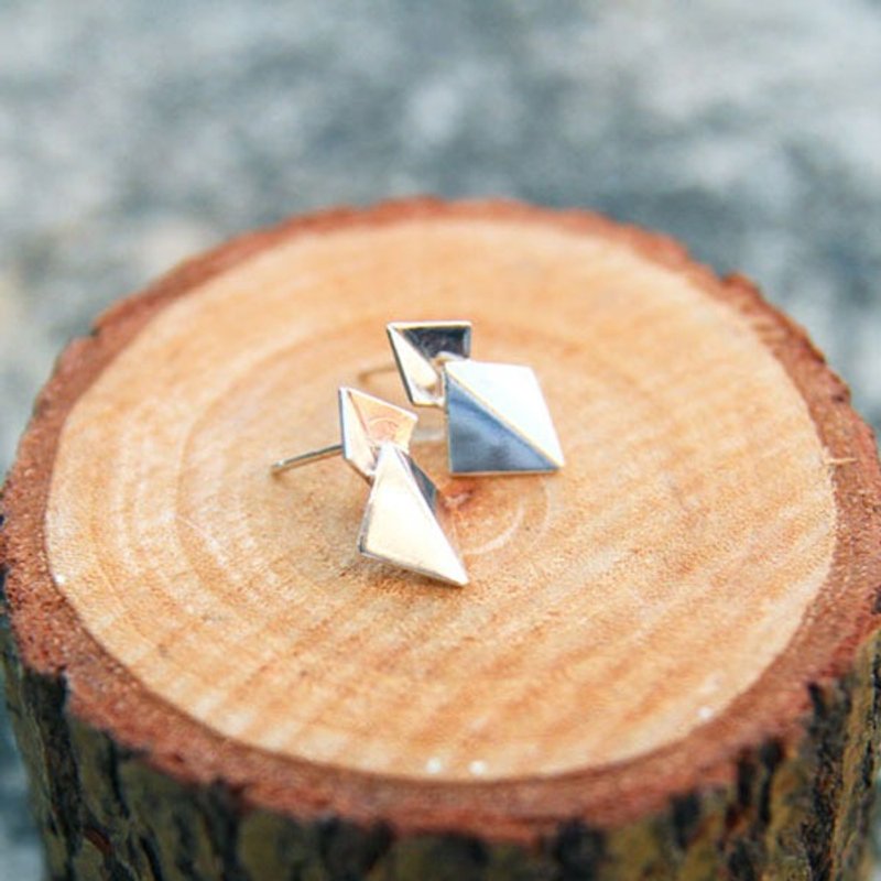 Da Yi Zi [Handmade Silver Jewelry] Diamond-shaped overlapping sterling silver earrings - Earrings & Clip-ons - Sterling Silver Silver