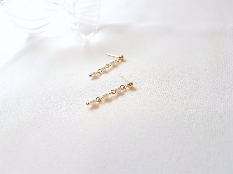 Small glutinous rice balls‧ Three pearl chain earrings - Earrings & Clip-ons - Pearl White