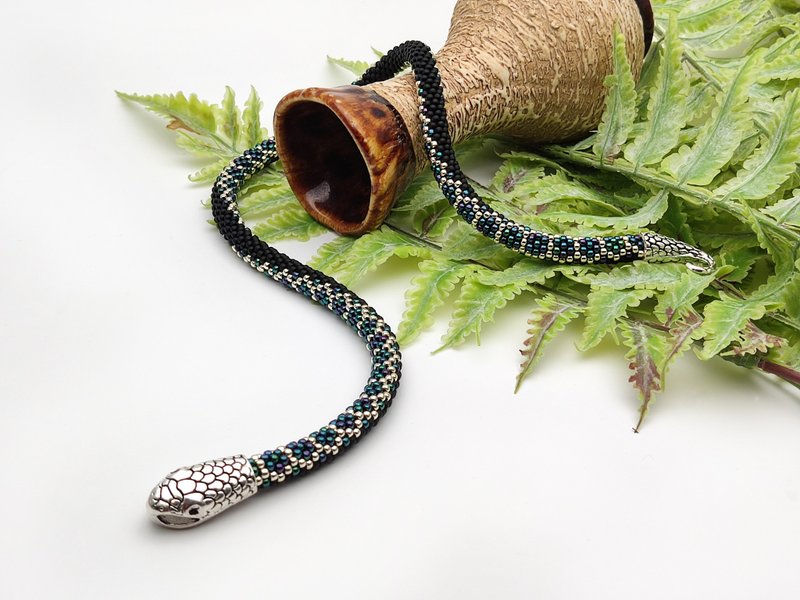 Green snake choker, Snake necklace beaded, Serpent necklace, Ouroboros jewelry - 項鍊 - 玻璃 綠色