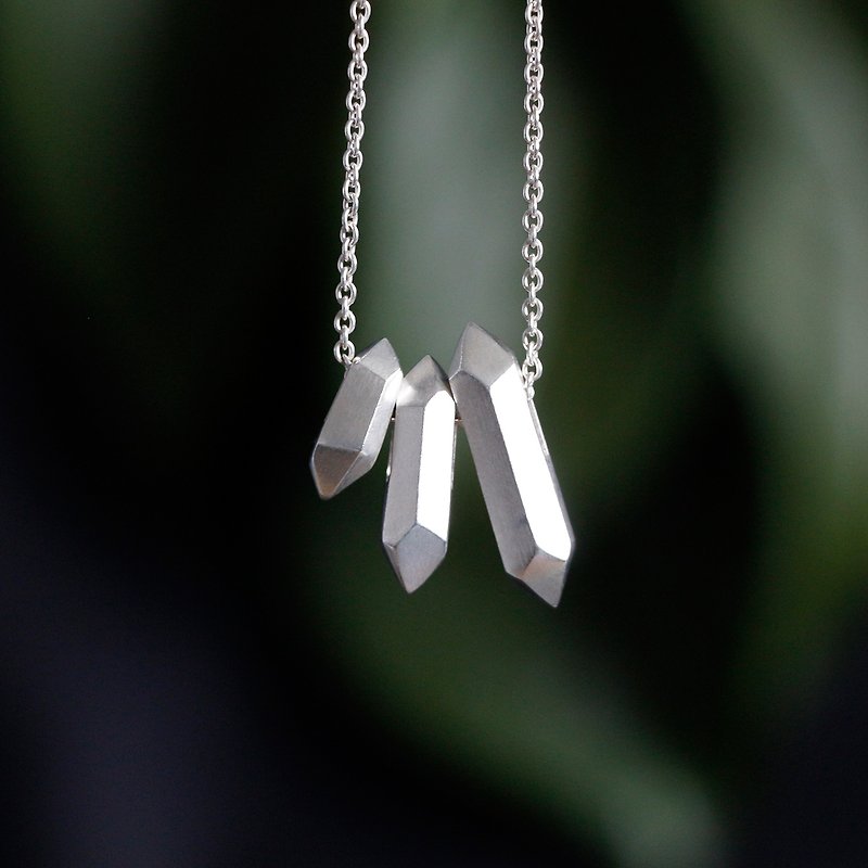 Crystal Pillar S925 Silver Crystal Pillar Small Gemstone Silver Minimalist Pendant Necklace - สร้อยคอ - เงินแท้ สีเงิน