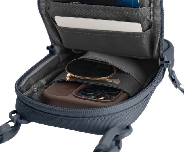 Incase ARC スモール クロスボディ バッグ PU コーティング