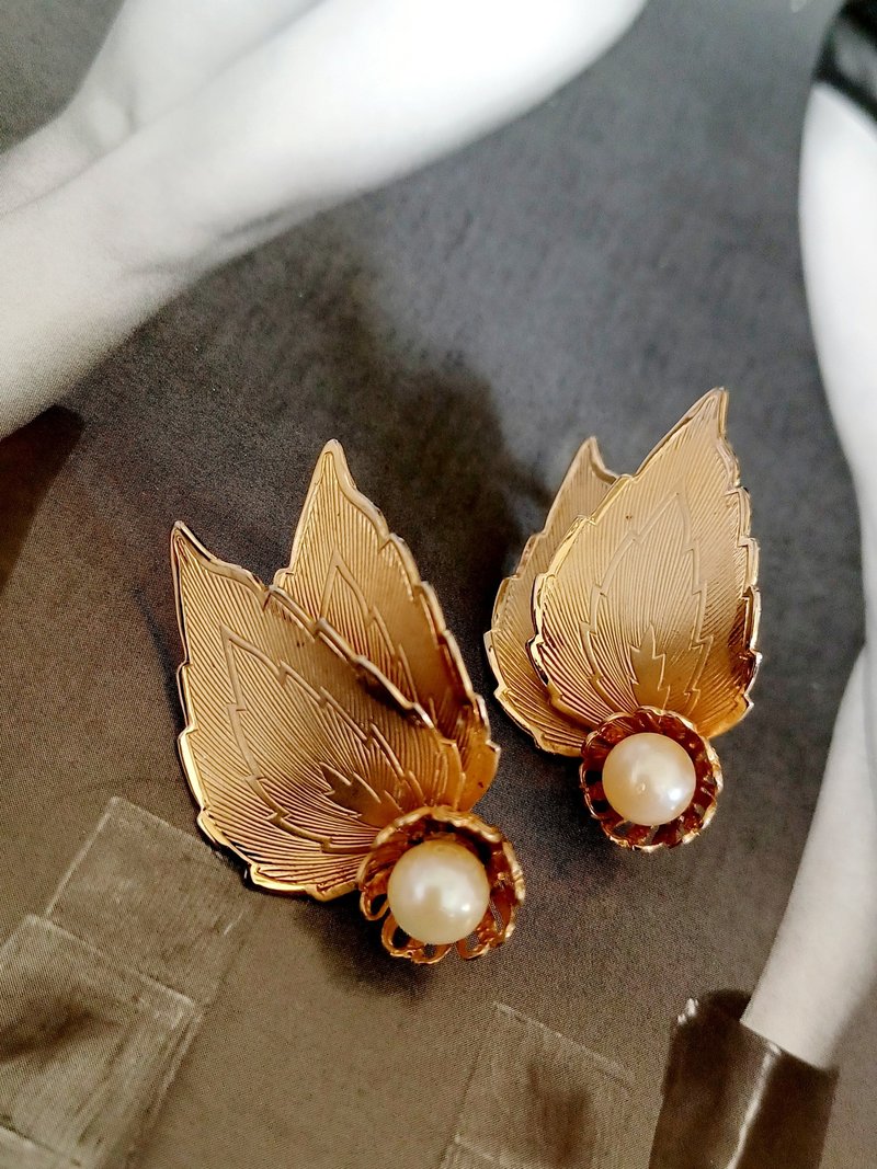 vintage jewelry  古董金葉珍珠夾式耳環 - 耳環/耳夾/耳骨夾 - 其他金屬 