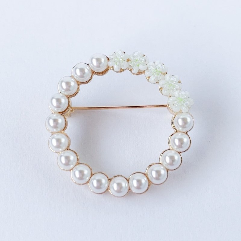 シロツメクサ咲くパールブローチ【金具 ゴールド】 - 胸針 - 其他金屬 金色