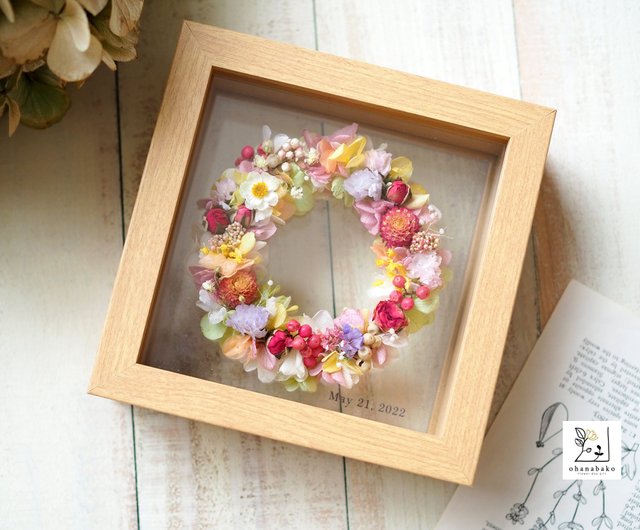 Glass frame with natural preserved & dried flowers in green with logo /  opening - Shop ohanabako Dried Flowers & Bouquets - Pinkoi