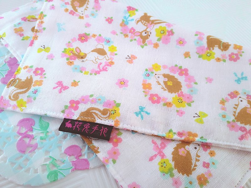 花圈小動物 日本二重紗雙面手帕 小方巾 - 洗手液/搓手液 - 棉．麻 粉紅色