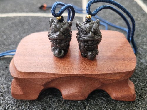 螺絲帽帽工作室 【親翠】天然翡翠 冰烏雞精工雕獅子醒獅吊墜小擺調整繩鏈 附木座