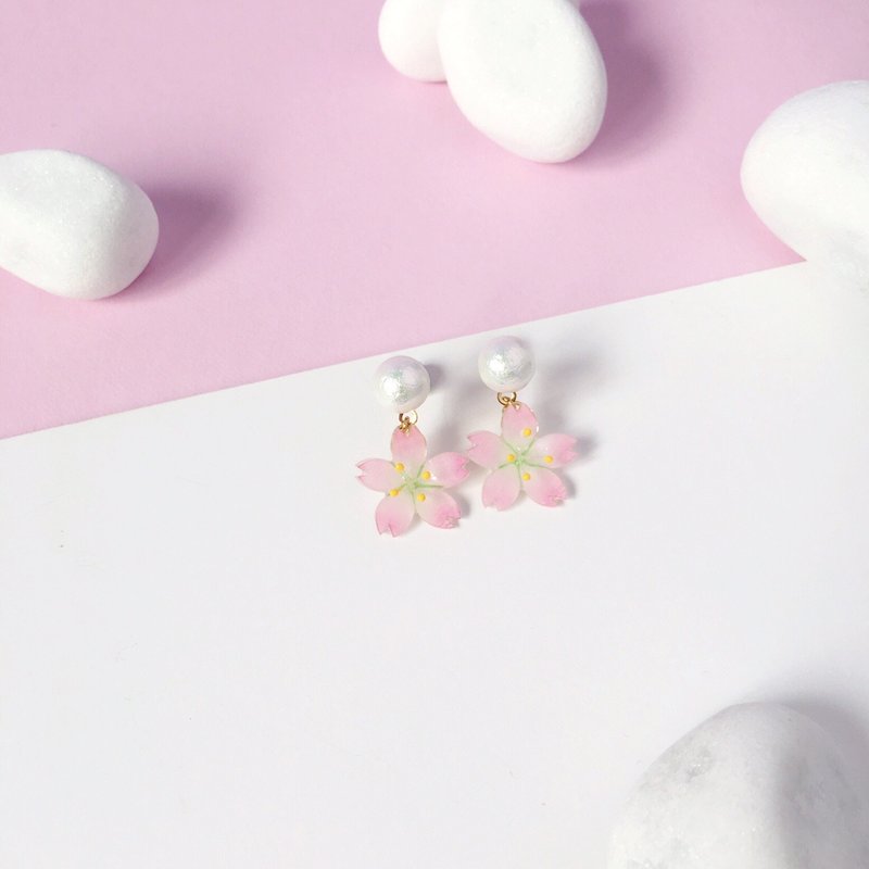 *Haku‧Neko* [桜花限定系列] 花見手繪櫻花棉棉珠垂墜粉櫻花耳針耳環 - 耳環/耳夾/耳骨夾 - 植物．花 粉紅色