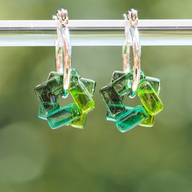 ガラスでワープ(わーぷ【エメラルド】)フープピアス/イヤリング【金具選べます】【受注制作】 - 耳環/耳夾/耳骨夾 - 玻璃 綠色