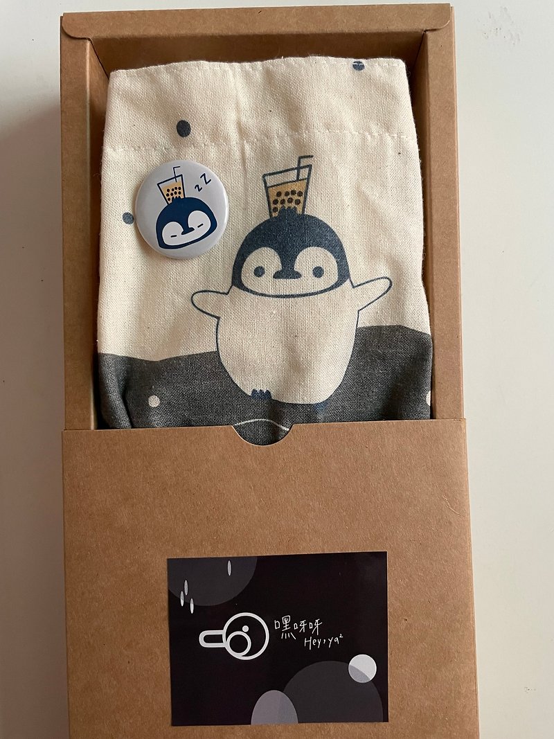 [Exchanging gifts] Little blue penguin wearing pearl milk tea plus badge drink cup bag/carrying things - ถุงใส่กระติกนำ้ - ผ้าฝ้าย/ผ้าลินิน สีน้ำเงิน