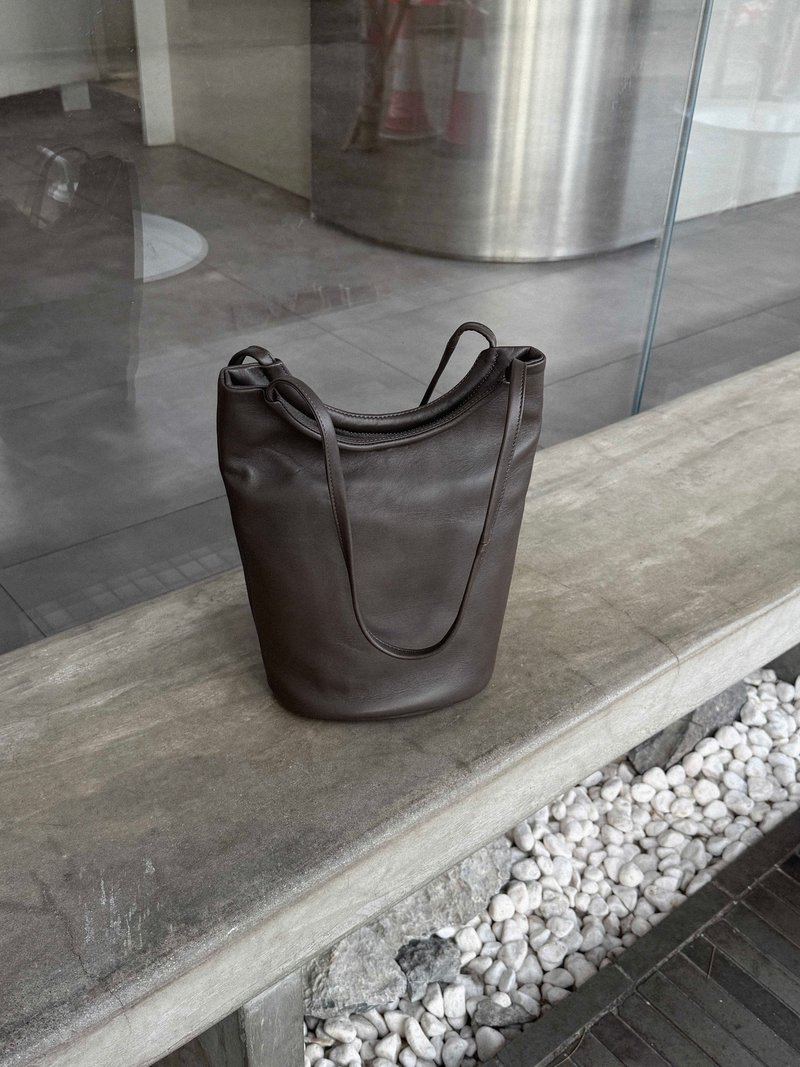 [New arrival, limited time offer] French soft sheepskin gray-brown one-shoulder ring bucket bag Hong Kong niche design - Messenger Bags & Sling Bags - Genuine Leather Brown