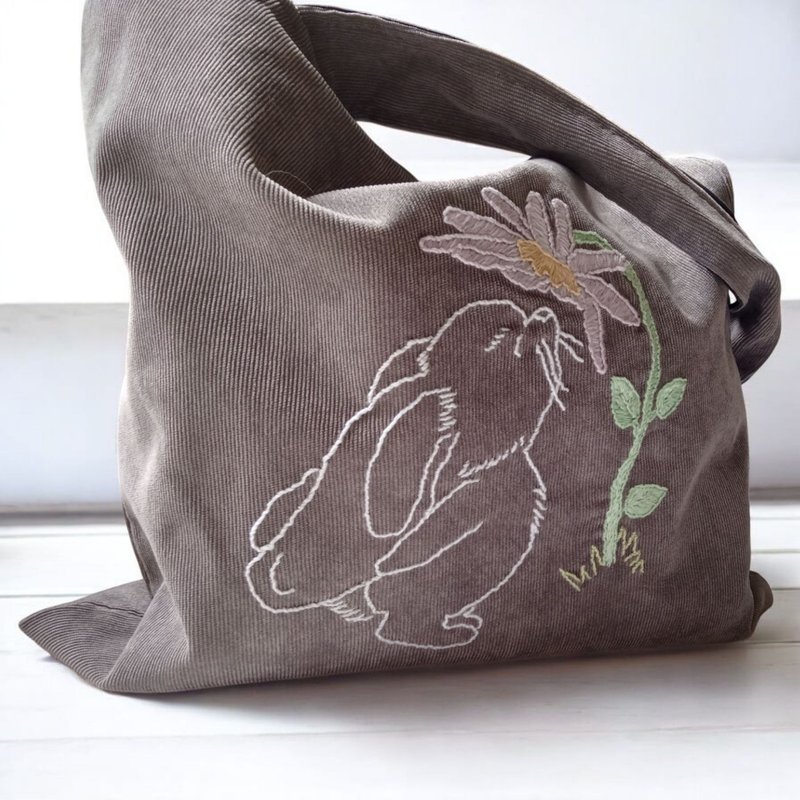 淺灰色燈芯絨托特包 手工刺繡花卉兔子圖案 - 時尚內襯 - 手提包/手提袋 - 棉．麻 灰色