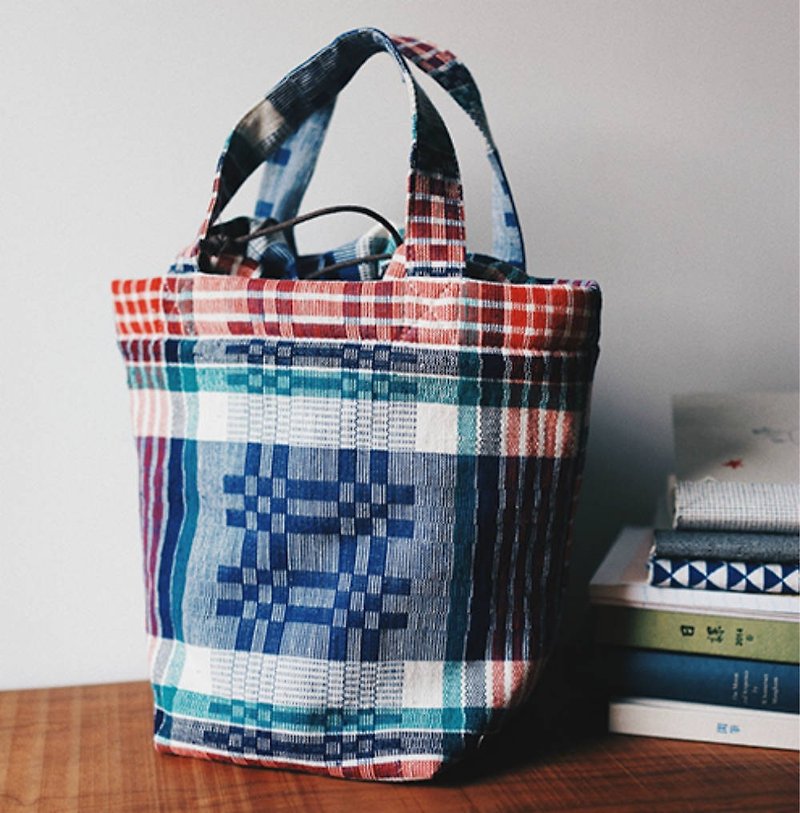 Color grid weaving blue-gray cotton linen lunch bag clip cotton hand bag storage lunch box water cup bag - กระเป๋าถือ - ผ้าฝ้าย/ผ้าลินิน หลากหลายสี