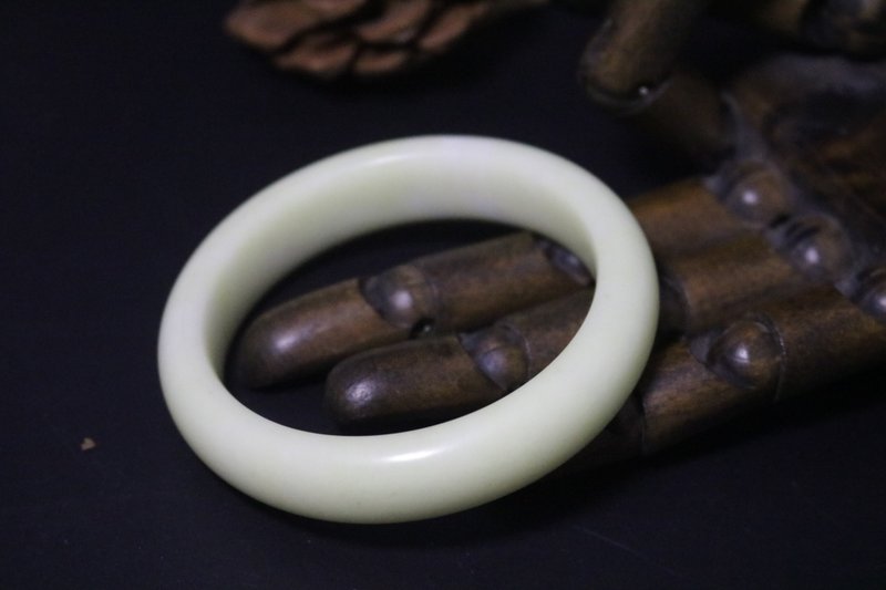 青提奶色手鐲天然岫玉石手環禮盒版 - 手鍊/手環 - 半寶石 綠色