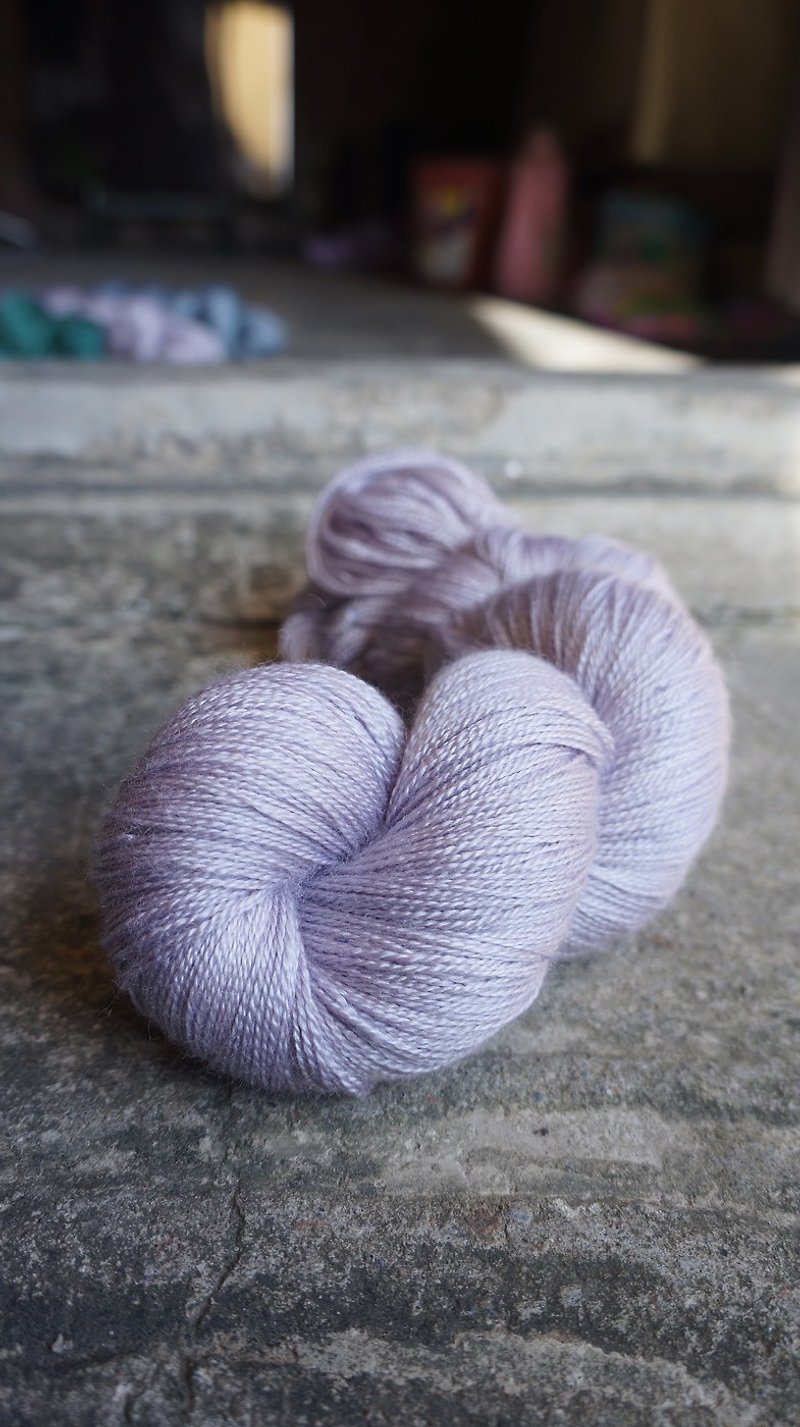 手染蕾絲線。微醺紫 (55 BFL/45 Silk) - 編織/刺繡/羊毛氈/縫紉 - 絲．絹 