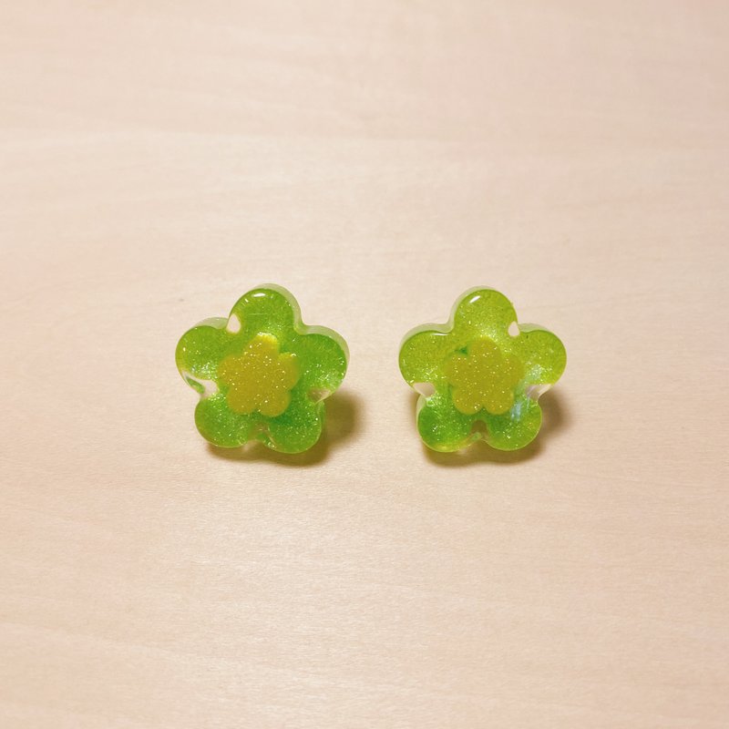 Vintage green candy flower earrings - Earrings & Clip-ons - Resin Green