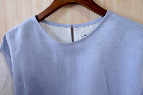 hikidashi 抽屜工作室 領包邊五分泡袖上衣/ 淺藍拼白色變形蟲