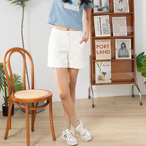 MEDUSA LADY 【MEDUSA】菱格紋理刷破白色牛仔短褲(M-XL) | 女休閒短褲