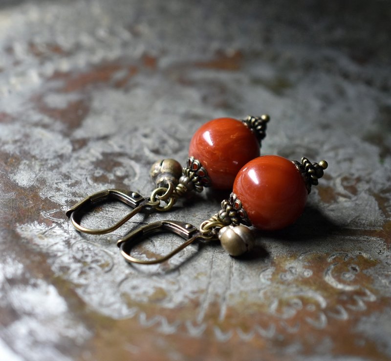 珊瑚色まん丸アフリカンアンバーと民族鈴のピアス小 - 耳環/耳夾/耳骨夾 - 其他材質 紅色