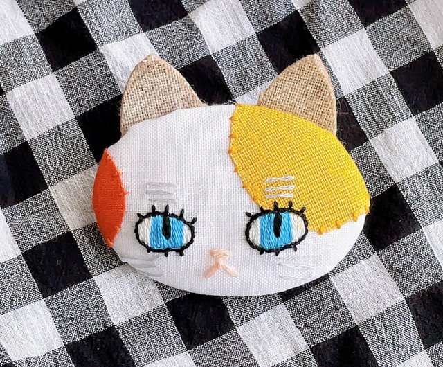 三毛猫の刺繍ブローチ - ショップ tomocco shop ブローチ - Pinkoi