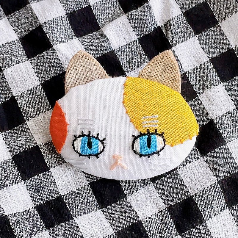 Tricolor cat embroidered brooch - Brooches - Cotton & Hemp White