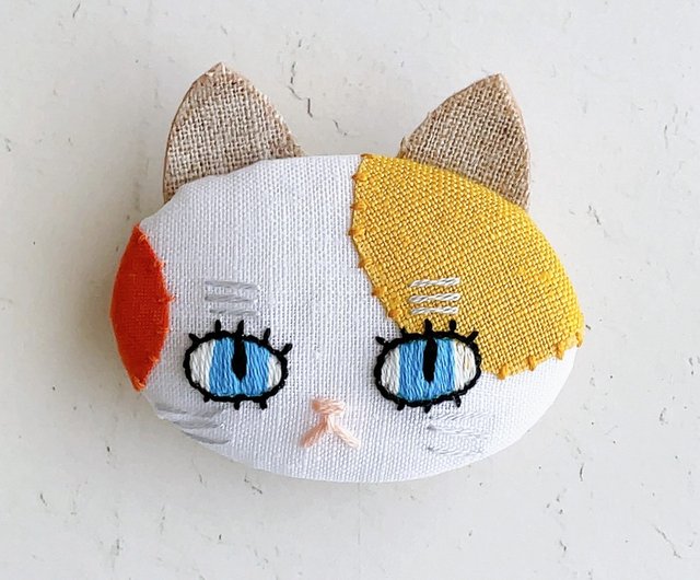 三毛猫の刺繍ブローチ - ショップ tomocco shop ブローチ - Pinkoi