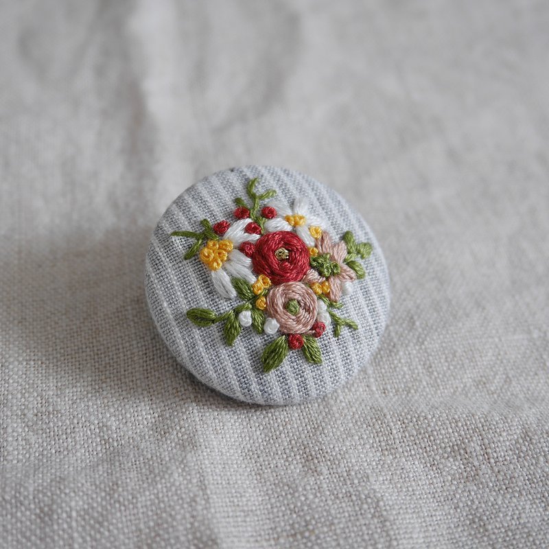 手工刺繡胸針 玫瑰花束 - 胸針 - 棉．麻 多色