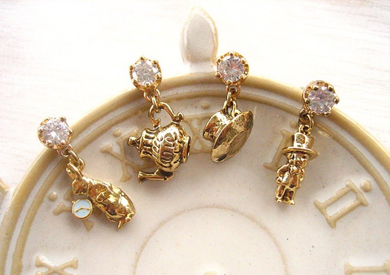 Alice Alice Tea Party Three-dimensional Series-Rabbit and Mr. Hat's Secret Tea Party Earring Set - ต่างหู - วัสดุอื่นๆ สีทอง