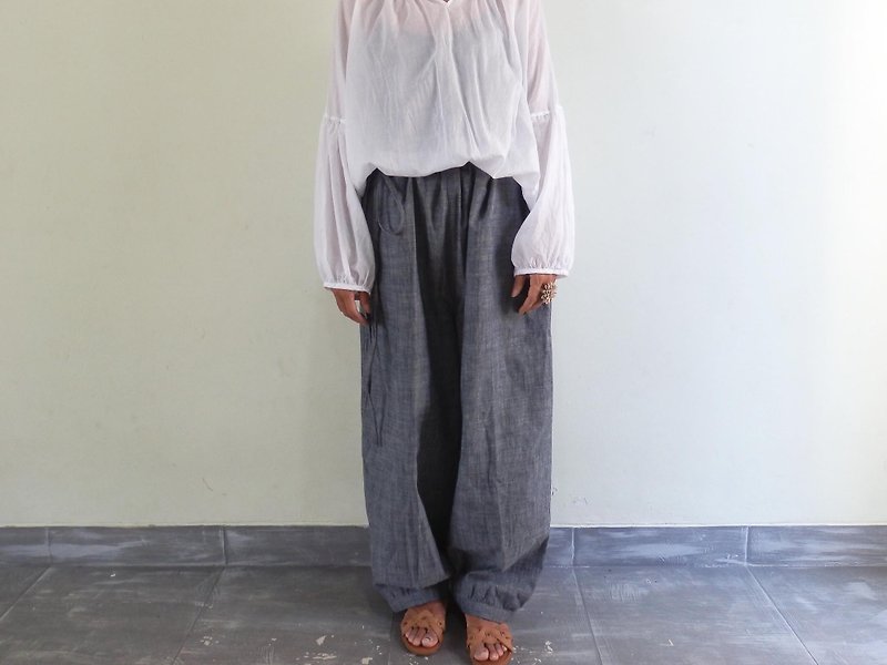 Balloon wide pants to adjust by squeezing with a string - กางเกงขายาว - วัสดุอื่นๆ สีน้ำเงิน