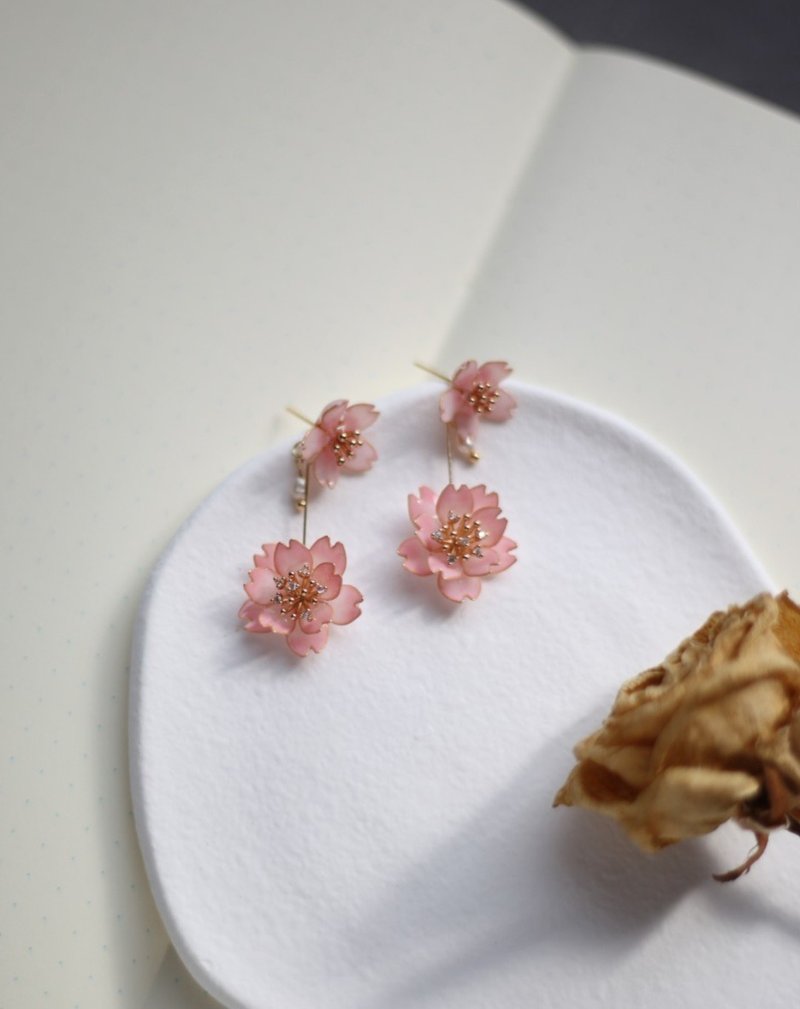 Sakura - Handmade resin earrings and Clip-On gifts - ต่างหู - เรซิน สึชมพู