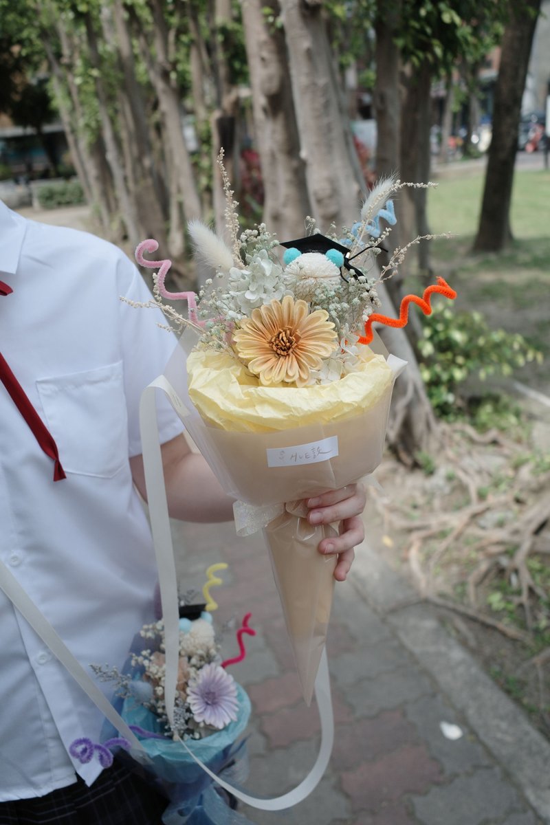 Graduation bouquet | Small and medium sized bouquet [Sweet cone back-yellow] - Graduation gift/dried flowers - ช่อดอกไม้แห้ง - พืช/ดอกไม้ สีเหลือง