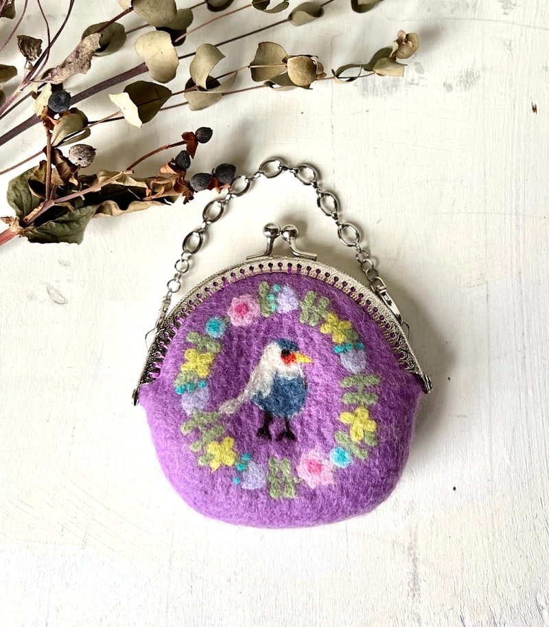 お花のリースと小鳥の刺繍がま口ーラベンダー - 化妝包/收納袋 - 羊毛 紫色