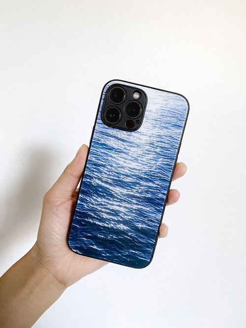 ITS CLOUD客製禮物 鋼化玻璃鏡面手機殼 硬殼 療愈海面iPhone15手機殼手感舒適