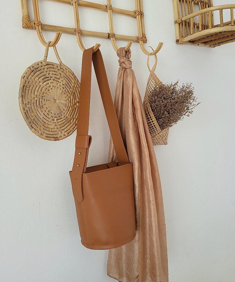 斜挎包 Whiteoakfactory Bold bucket bag - Brown - 手袋/手提袋 - 防水材質 咖啡色