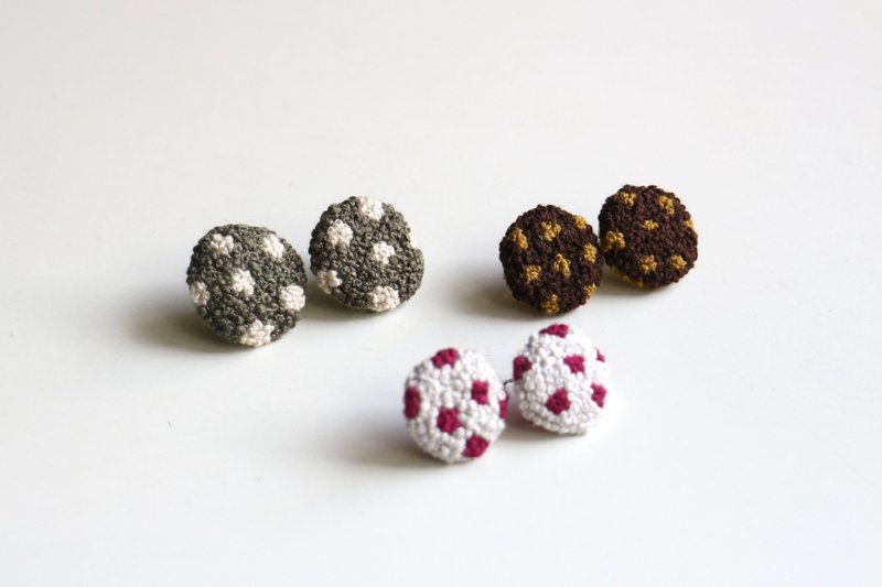 點點刺繡耳環 / 耳針款 - 耳環/耳夾/耳骨夾 - 繡線 多色