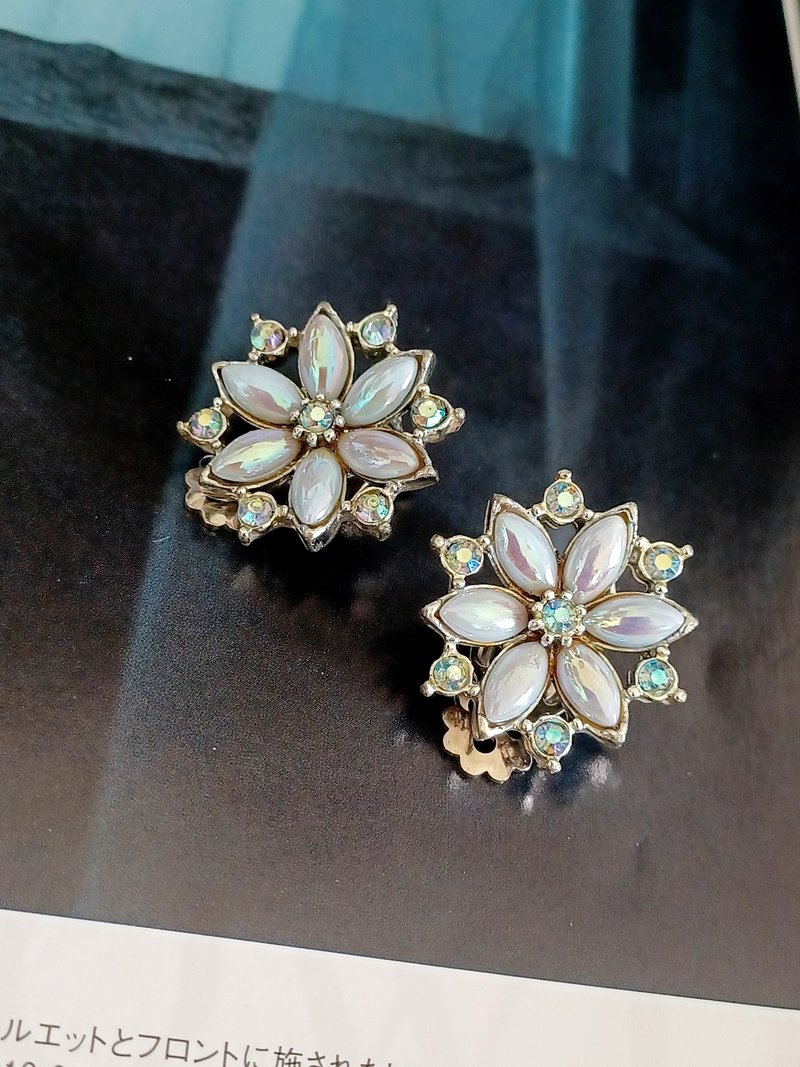 vintage jewelry  氣質極光藍萊茵雪花造型 夾式耳環 - 耳環/耳夾/耳骨夾 - 其他金屬 