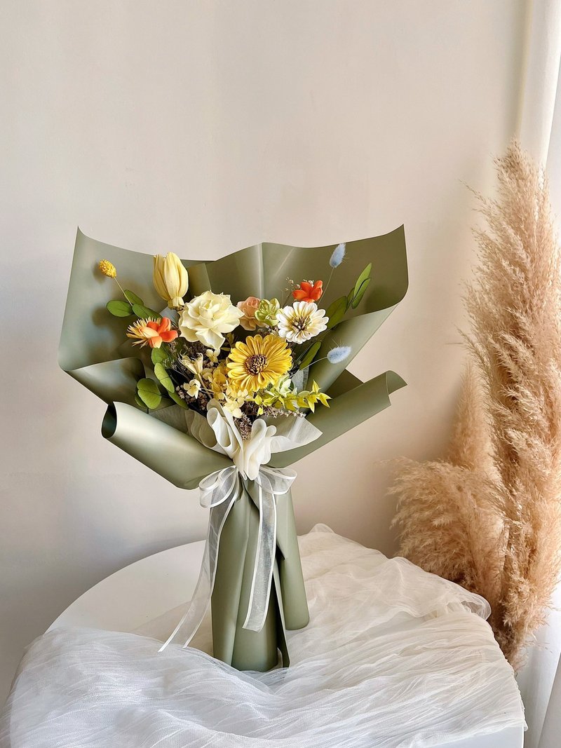 Wilderness Dried Flower Bouquet Graduation Bouquet - ช่อดอกไม้แห้ง - พืช/ดอกไม้ สีเขียว