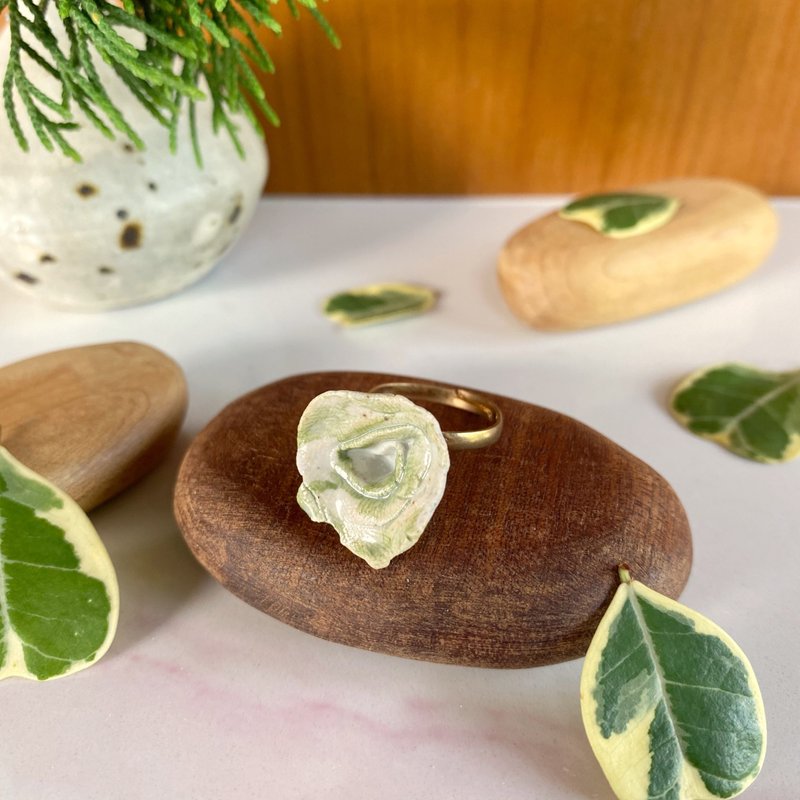 Flower Ring/ Ceramic / jewelry - 戒指 - 陶 白色
