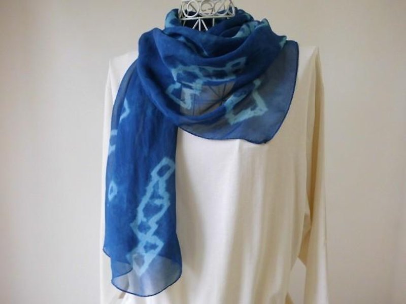 Silk loan (indigo and gardenia blue) overlaid tie-dye stall - ผ้าพันคอ - ผ้าไหม สีน้ำเงิน