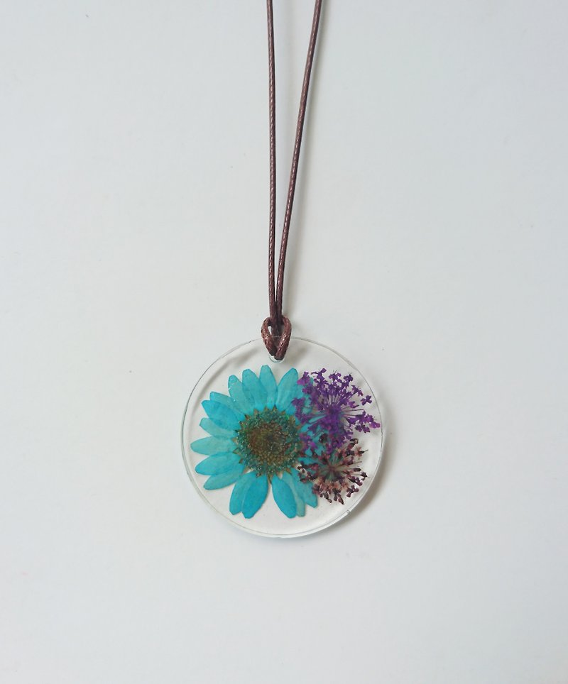 Peacock blue daisy adjustable resin necklace - สร้อยคอ - พลาสติก สีน้ำเงิน