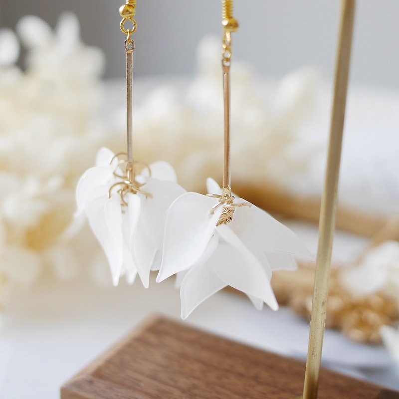Preserved flower petal flower earrings - Earrings & Clip-ons - Acrylic Transparent