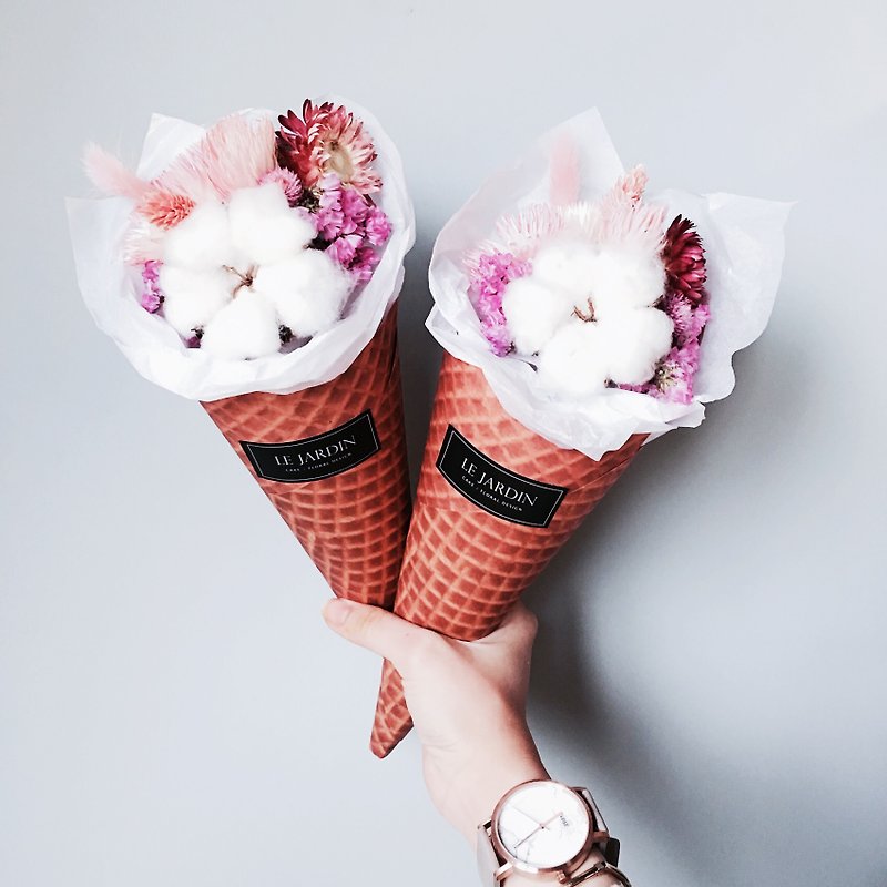 "Le Jardin" strawberry cheese biscuit cones French Hand-made dried bouquet / Valentine's Day birthday gift - ตกแต่งต้นไม้ - กระดาษ สึชมพู